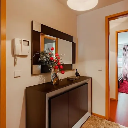 Fully Equipped 3 Bed - Parking شقة