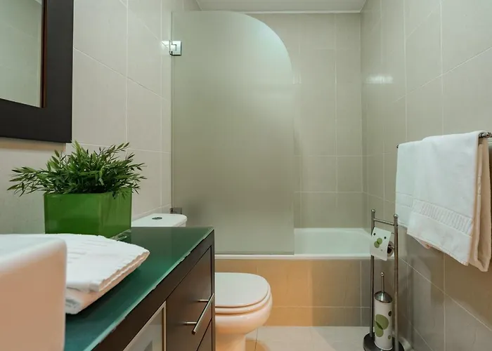 Fully Equipped 3 Bed - Parking 아파트 *