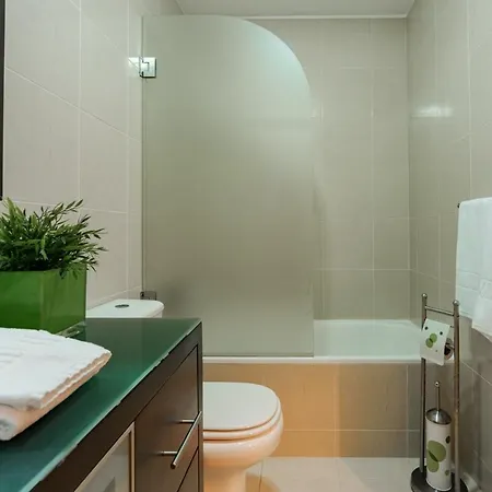 Fully Equipped 3 Bed - Parking Apartament *